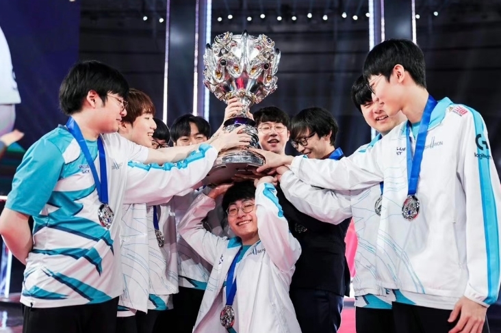 三年前的今天,DWG夺得S10总冠军?;而在三年后俱乐部16强出局