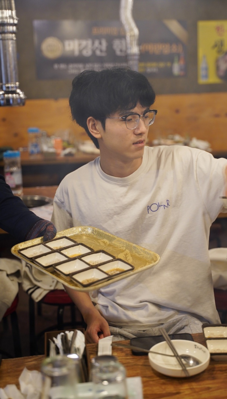 吃好开练!LNG俱乐部分享照片:选手昨天在韩国聚餐吃烤肉