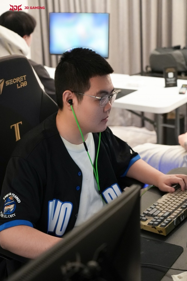 JDG俱乐部返图：一到釜山就马不停蹄开始训练的大家