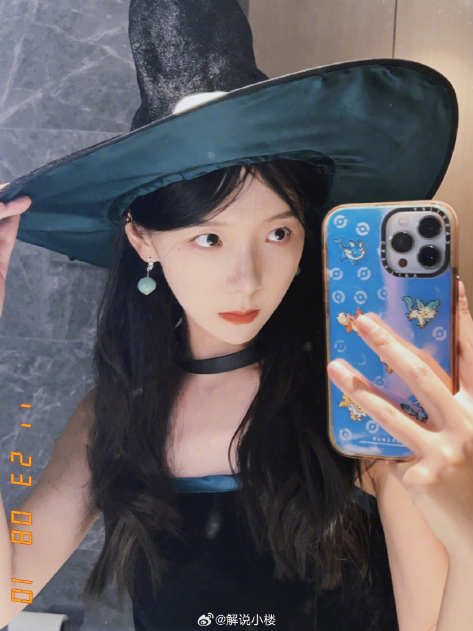 解说小楼晒照:今年万圣节我要cos一个借钱不还的恶鬼