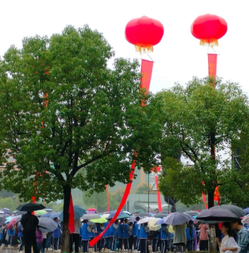 冒雨参加孩子校庆