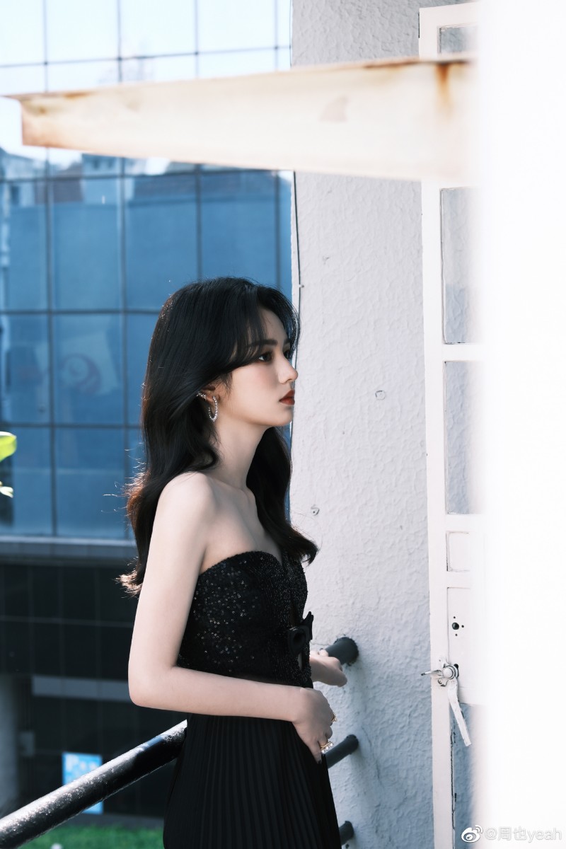 周也豪门恶女千金!镂空黑丝长裙细挑高跟气场出众