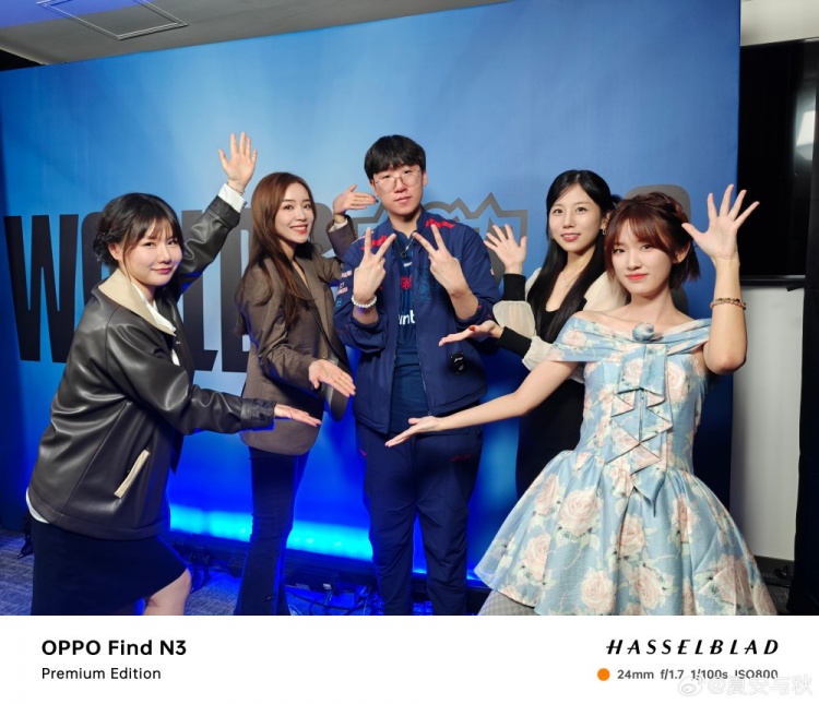 夏安晒中韩主持人和Ruler合影:偶遇一位王子并把他团团围住