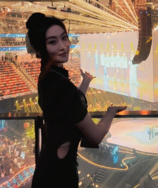 KPL解说一雪晒照:九冠!恭喜重庆狼队!!