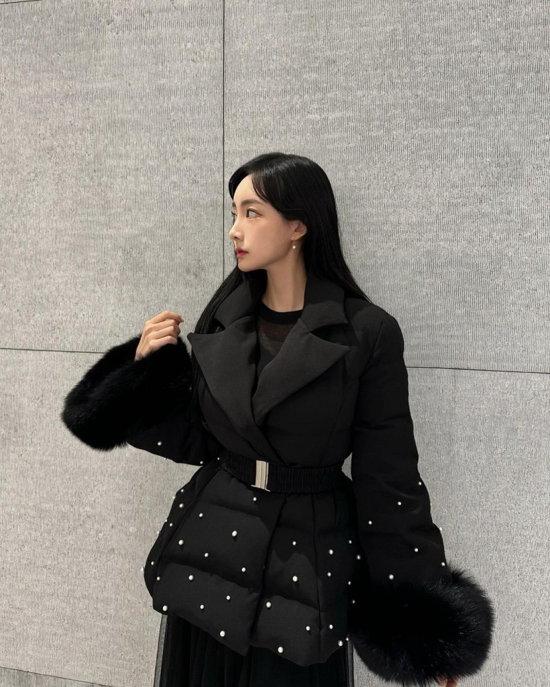 PUBG美女主持郭敏善晒美照:黑色系穿搭 十分优雅~