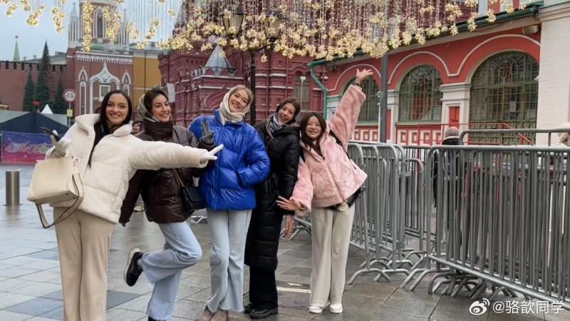 骆歆晒游客照:我在这儿看起来纯纯像小学生