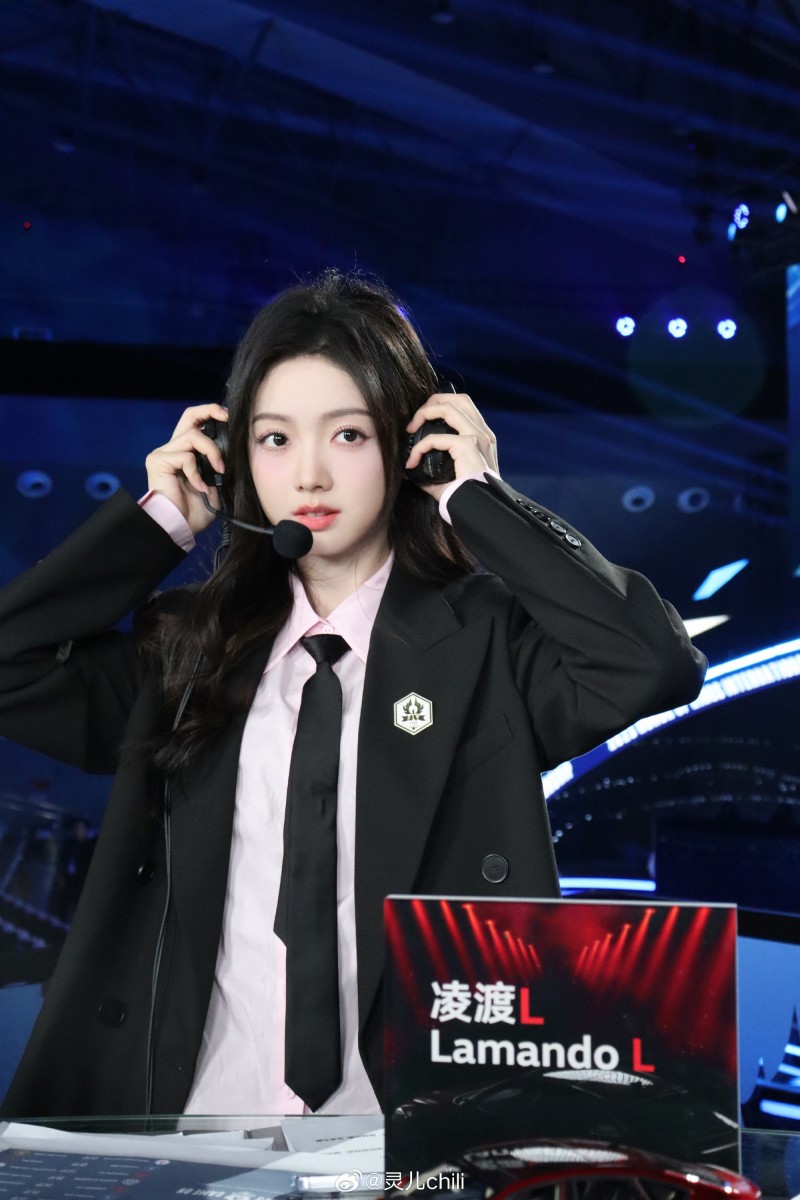 灵儿分享今天工作花絮美照?粉色衬衫可爱,Oversize西装反差风