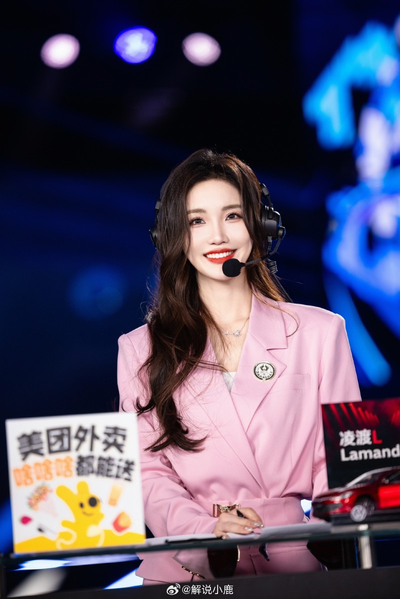 解说天云晒照:粉丝OL职业装,这个颜值你给打几分?