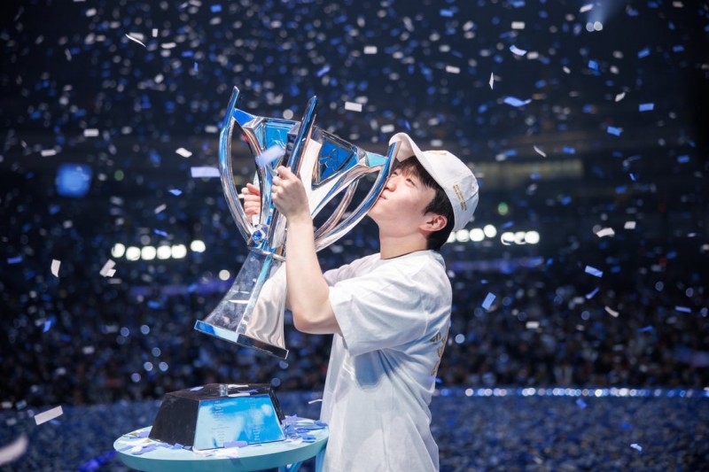 前LCK监督谈Zeus签约幕后:S赛前讨论 世界赛后T1加价Zeus签约