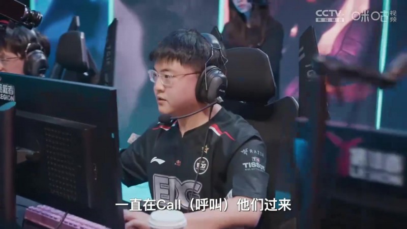 朱开：大家不是因为Uzi在Call他们过来 而是会不自主往他那边靠