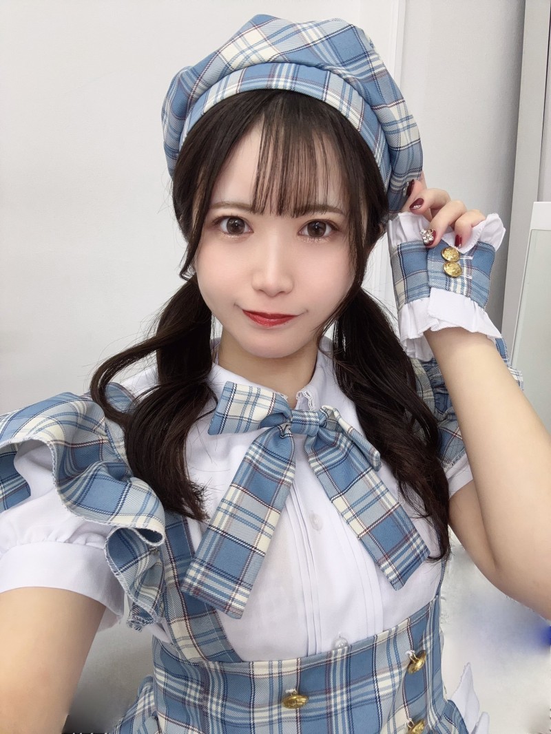 itotii正妹：迷人小个子《成瀬结爱》美细腰给你看？稚嫩神情激起人保护欲！