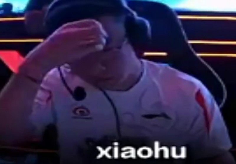 汗流浃背了老弟!小虎狐狸被阿卡丽再次击杀后挠了挠头