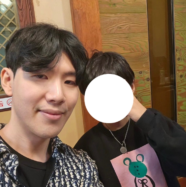 又是中分?韩国网友分享与Theshy合照:剪了头发的shy哥