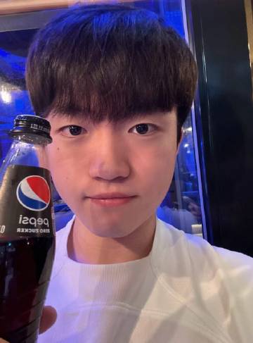 Keria更新自拍:到柏林了?