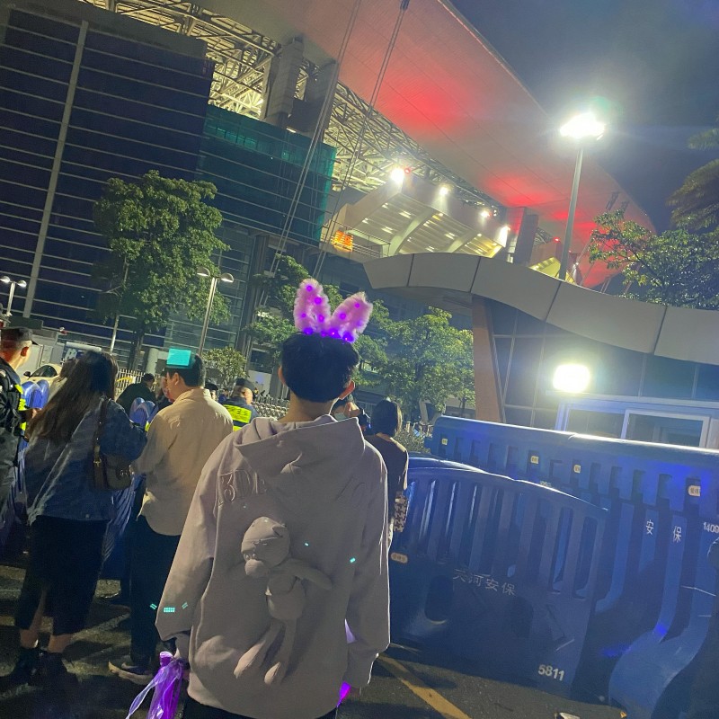 圣枪哥分享看邓紫棋演唱会:第一次看这位女歌手的演唱会,感觉巨好