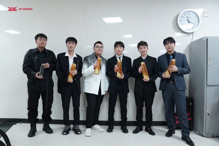 JDG分享颁奖典礼后台返图:没有遗憾的诗句 诗句里充满感激