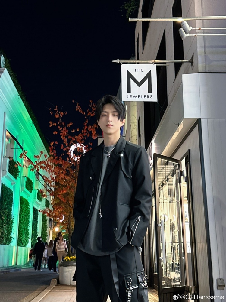 G2下路选手Hanssama分享帅照:晚上好