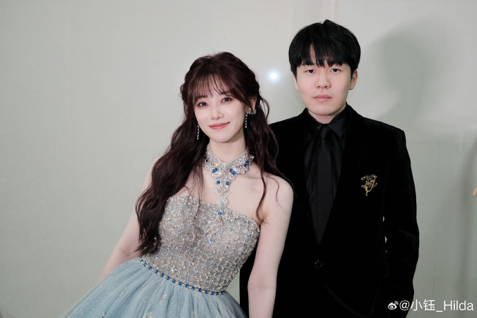 羡慕义进!小钰晒全明星照:和rookie甜蜜合拍 后台四朵金华斗艳