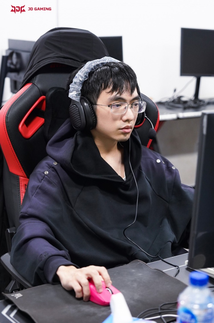 JDG训练返图:圣枪哥严肃应对 膏书记面带微笑身后注视