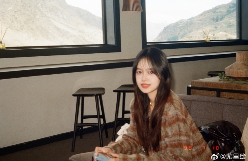 GALA女友晒照:抱着小狗温柔一笑 寻乐各大高端场所