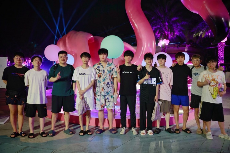 BLG晒团建照:短袖短裤出行 knight逐渐融入