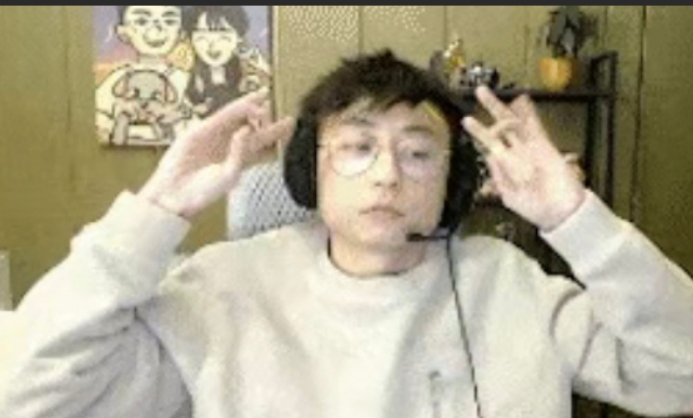 水晶哥被Faker爆杀:跟Faker对线压力太大了,手都抖成帕金森了!