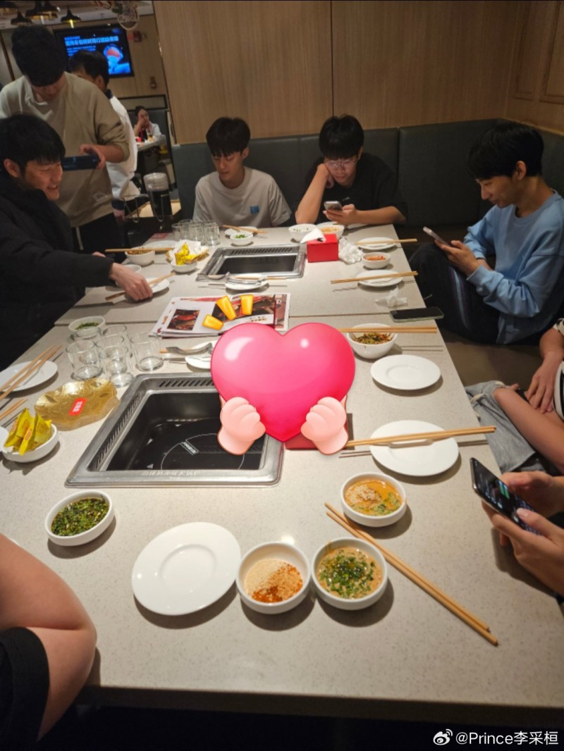 WE下路Prince更博晒照:代表的恩宠海底捞