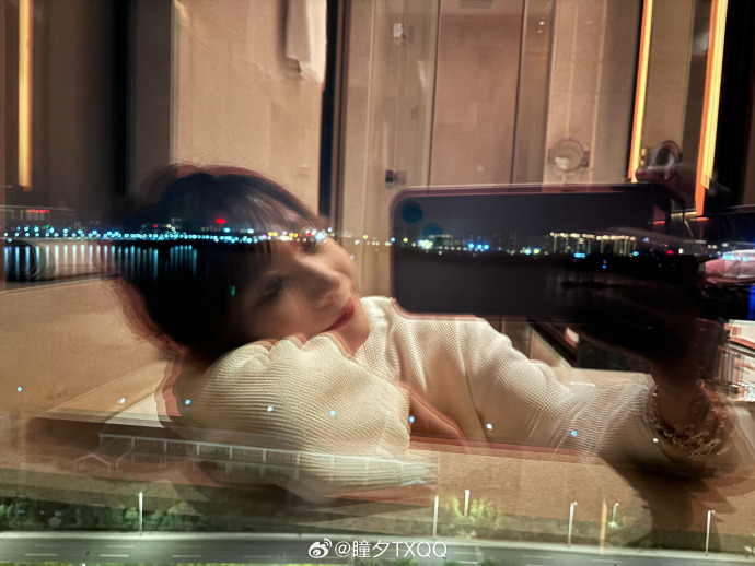瞳夕酒店浴缸自拍,网友评论区纷纷喊话询问:兮夜出来~