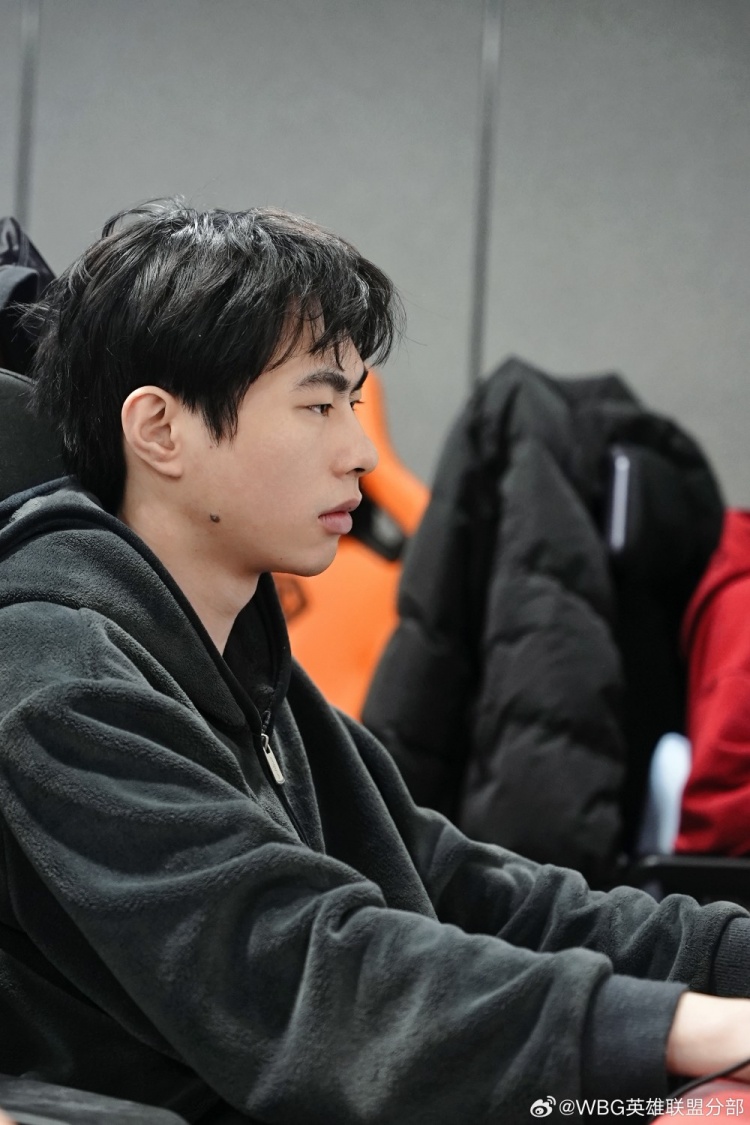 WBG分享选手基地训练照:全员到齐啦!迅速投入训练中