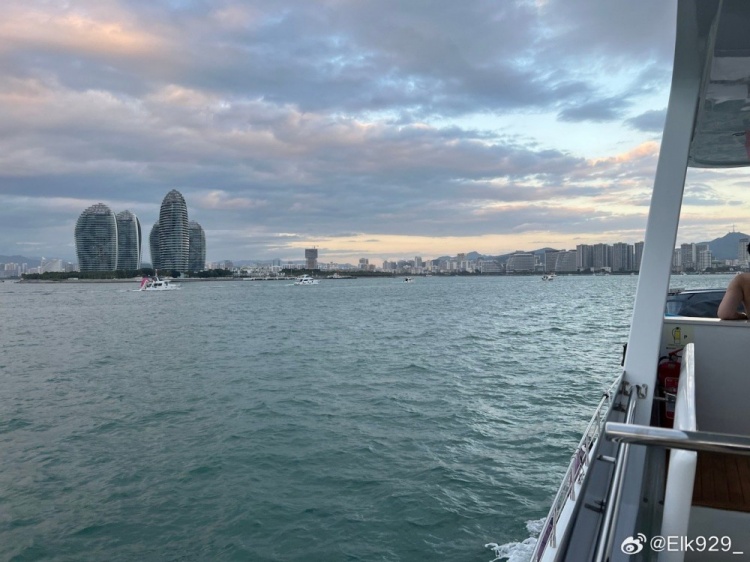 还挺会拍照!ELK更博晒旅行照片:☀️