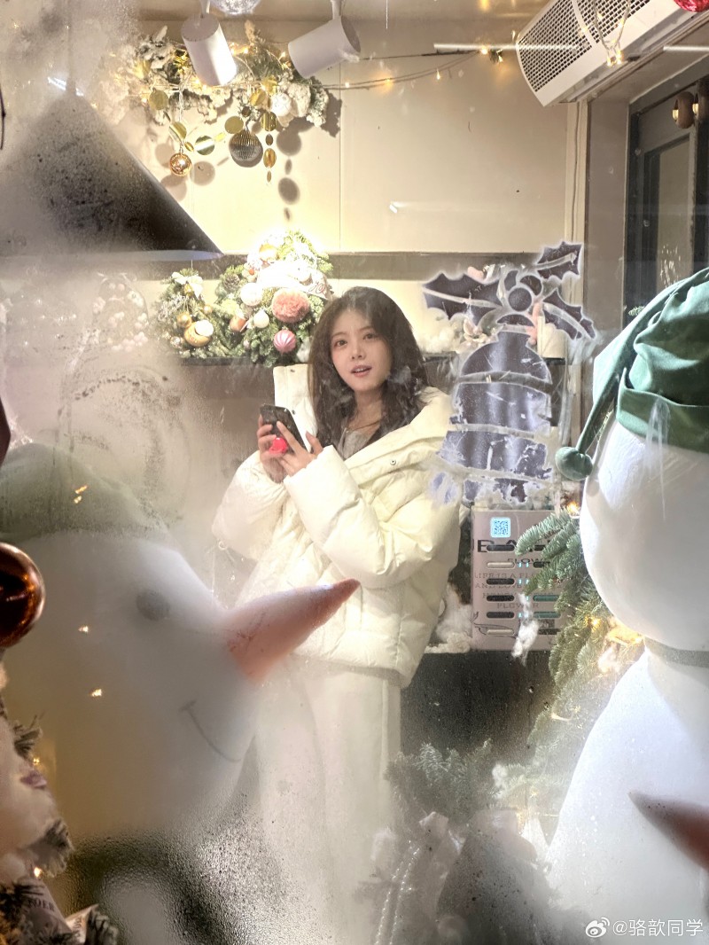 主持骆歆晒照:?猜下我最后买了哪个带回家