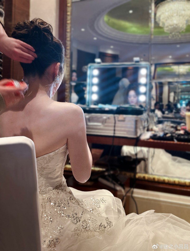 UZI大粉晒余霜婚礼伴娘团合照:最美丽的新娘纸霜霜居~