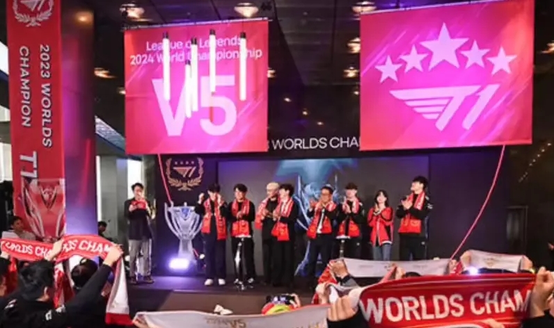 T1已经开始展望第五冠了?粉丝分享T1见面会挂着印有五颗星星的旗子