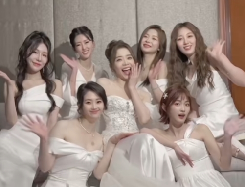 余霜更新抖音:谢谢我的姐妹们~爱你们!我的最强伴娘团?