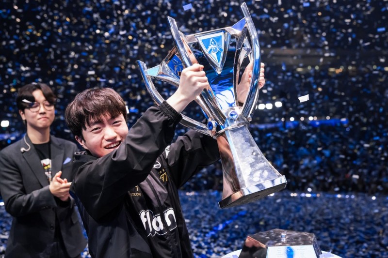 Reddit热议Keria将冠军皮肤改为巴德:Keria和他长得一样优柔寡断