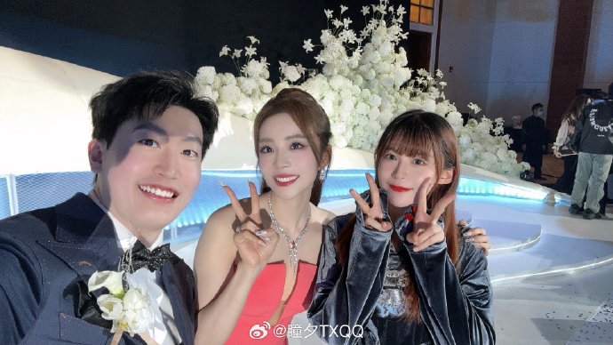 瞳夕晒照：好久好久没参加婚礼了！好幸福好幸福！