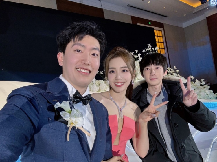 Zzr更博祝福管泽元与余霜:第一次参加婚礼!新婚快乐!