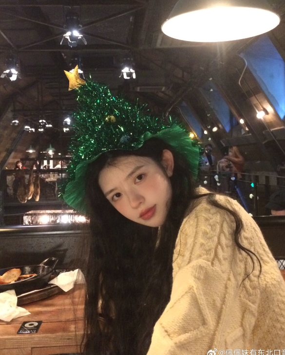 主持佩佩晒照:最佳男友视角 对面那位又是谁呢??