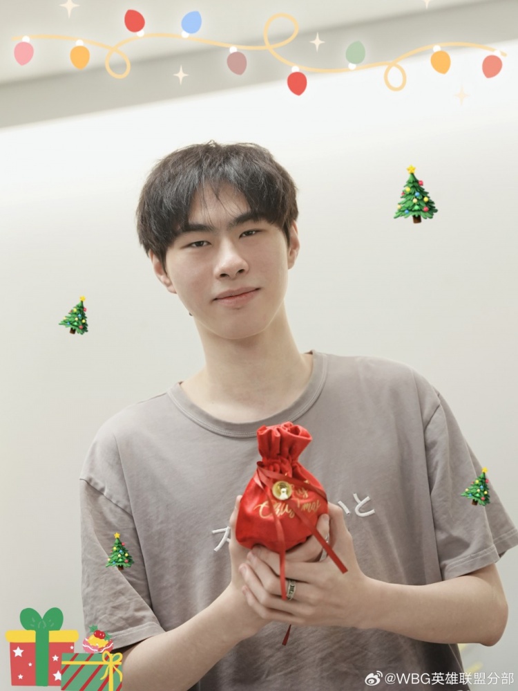 WBG官博分享选手照片:哥几个祝大家平平安安万事胜意!