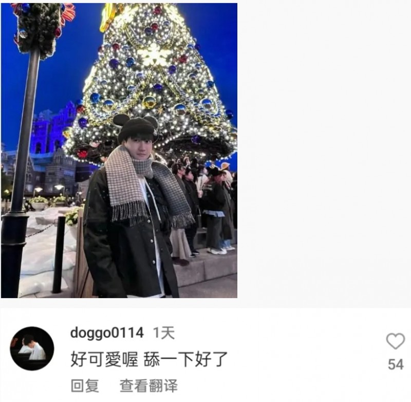 基情四射！Doggo评论Karsa的圣诞节装扮：好可爱喔 舔一下好了
