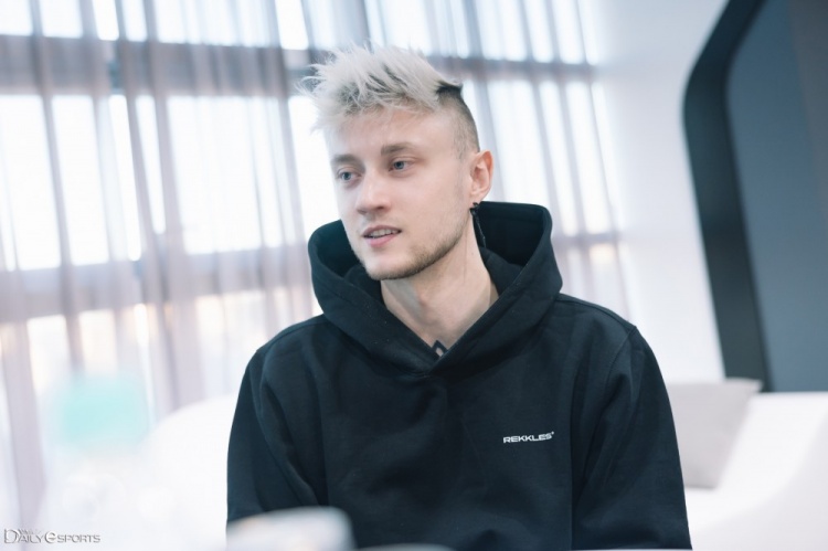 媒体人更新Rekkles与奖杯合照:遗憾 以这种方式见到你~