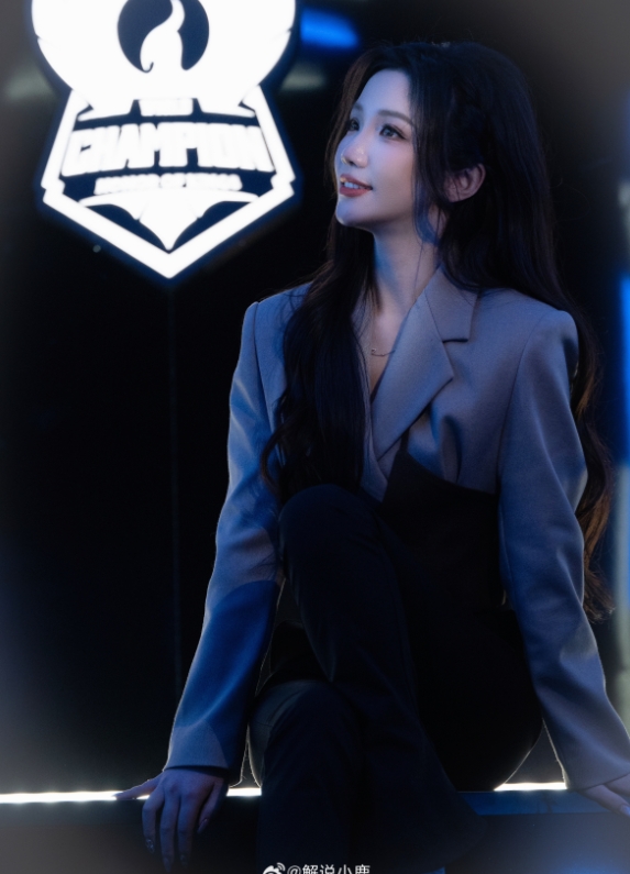 解说小鹿晒照:明晚的巅峰之夜,你又将为谁而燃