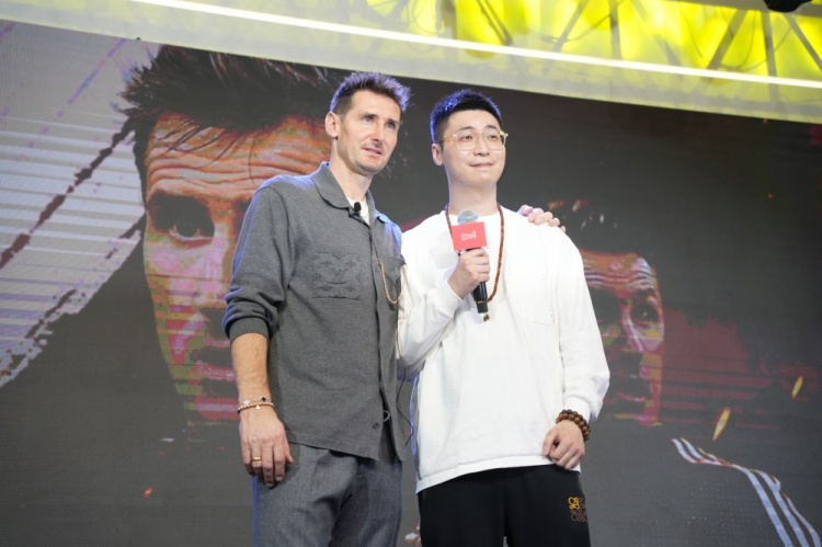 全才~王多多更博:克洛泽中国行的一天 德语采访了他!非常开心!