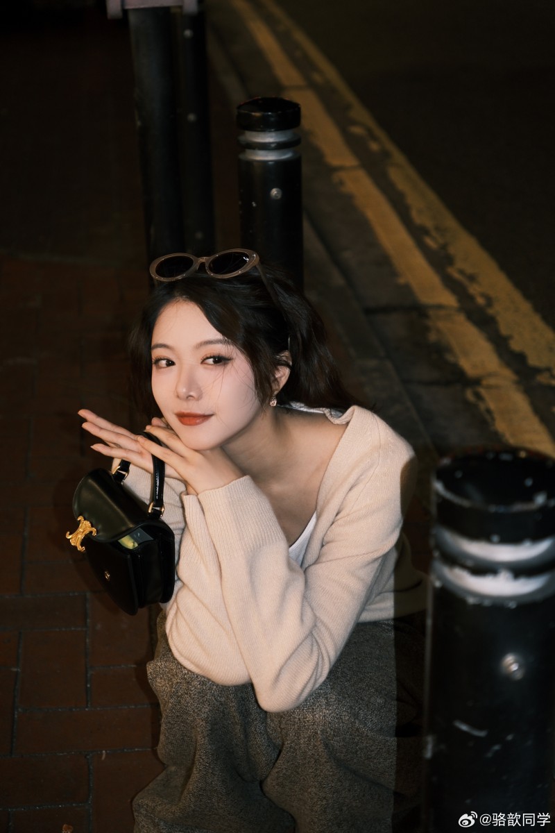 主持骆歆晒照:小嘴嘟嘟 等待跨年倒计时!