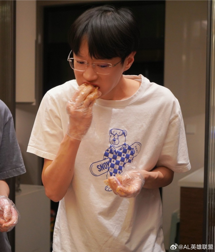 AL官博发布返图:没有什么烦恼是一顿烤全羊解决不了的