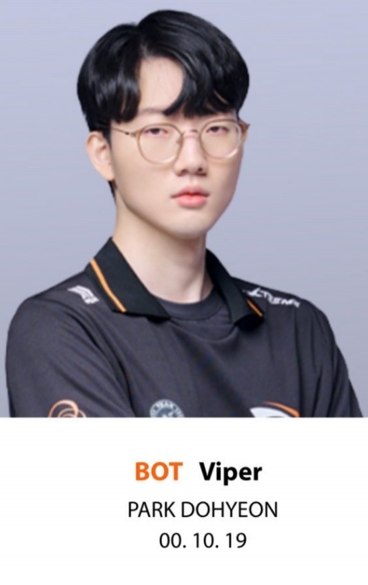 HLE下路Viper2024新赛季定妆照公布:C型刘海,韩国帅气小生