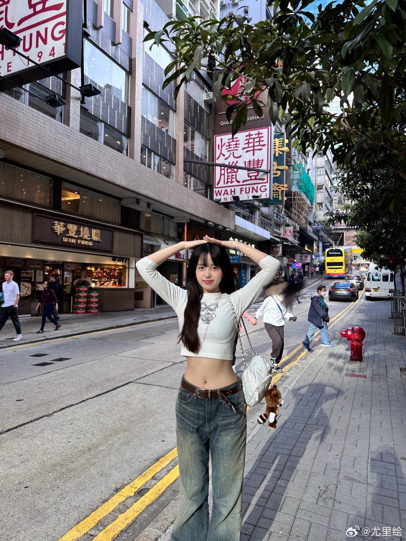 GALA女友尤里绘晒照：身着露脐装 漫步香港街头 十分闲适