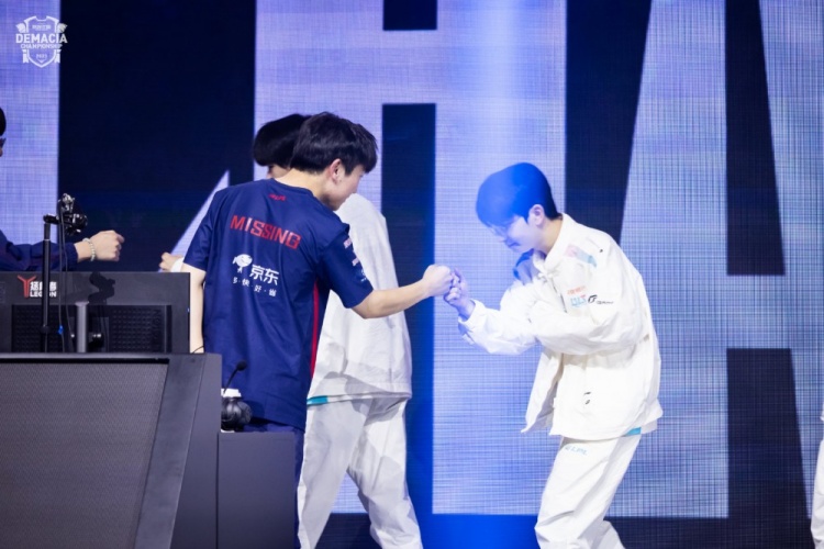 LPL选手分享BLG赛后返图:ELK和Missing老朋友碰拳