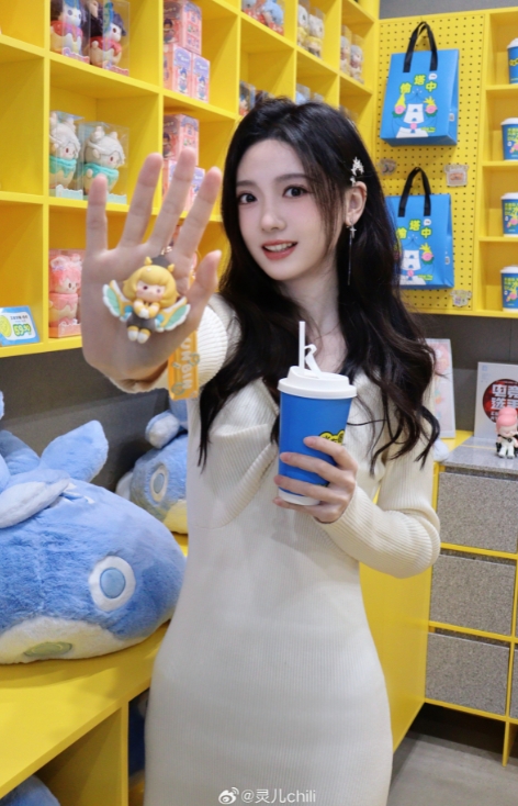 主持灵儿晒照:到底是奶茶甜 还是我甜??