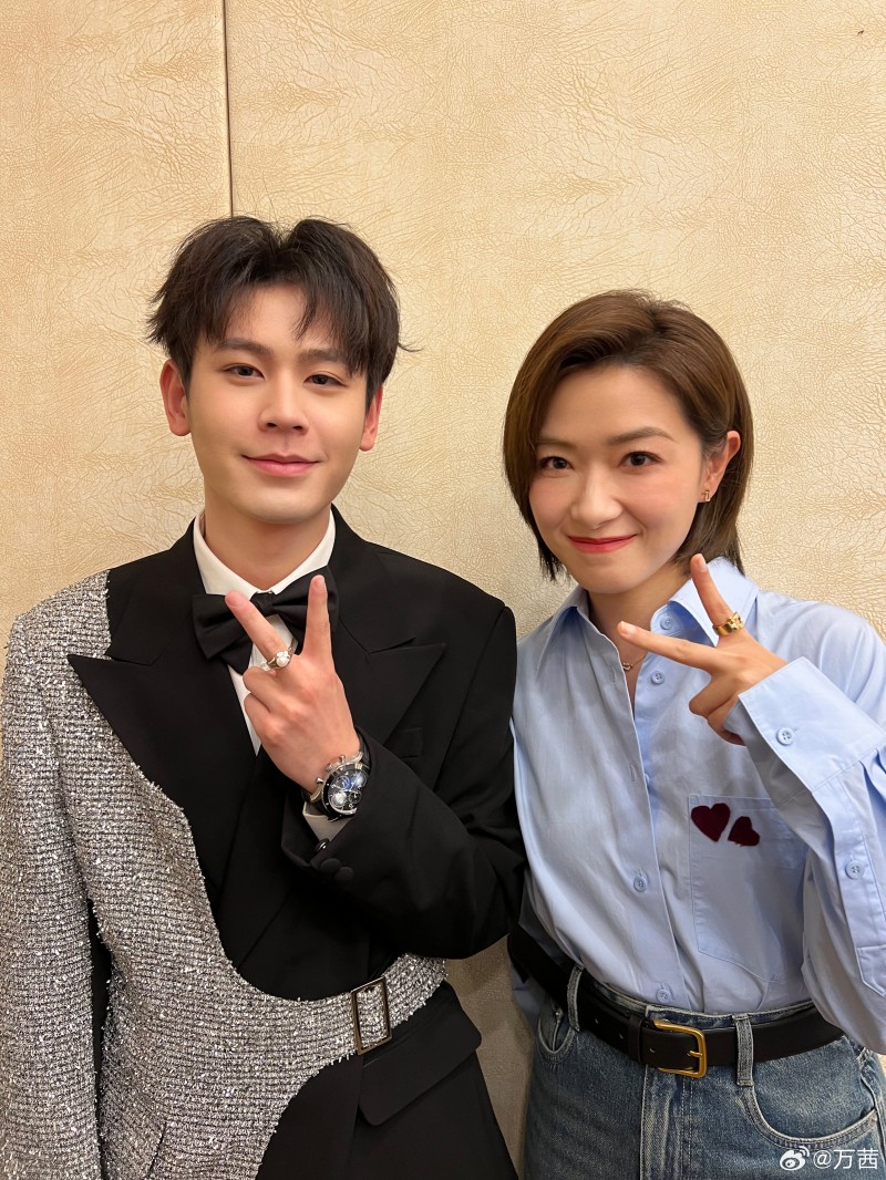 梦幻联动!艺人万茜更博晒与无畏合照:今天跨个界